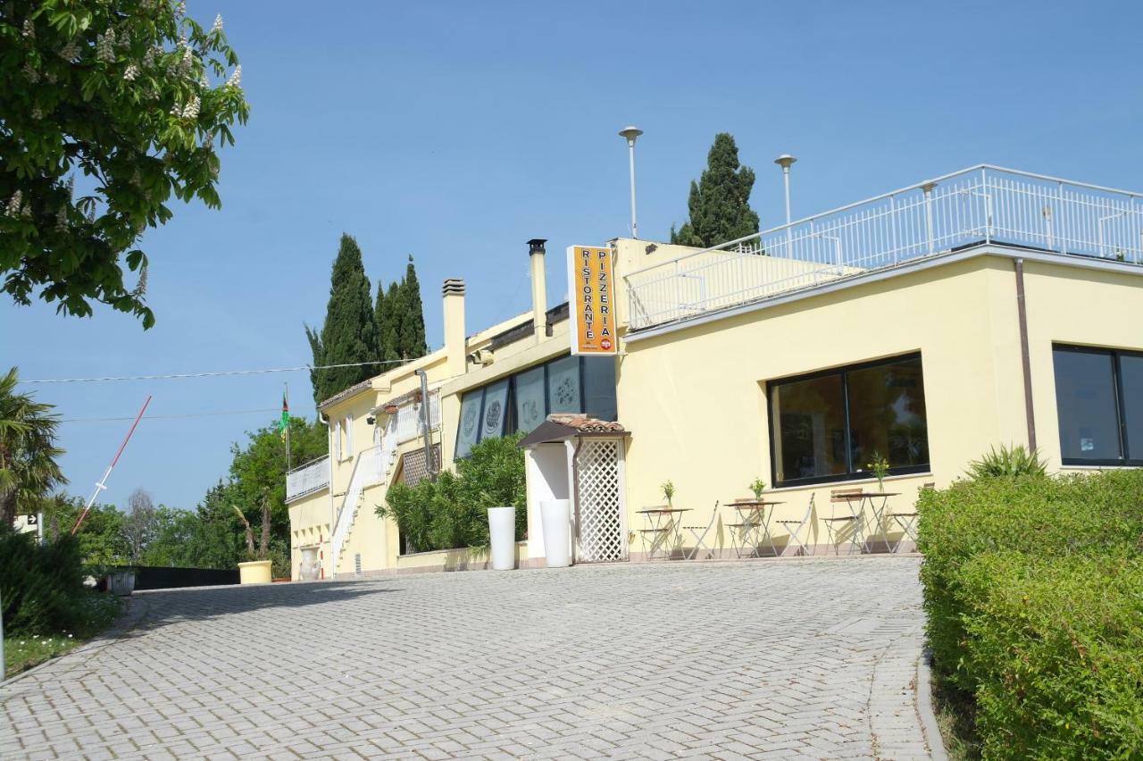 Camping Village Mar Y Sierra San Costanzo Exterior foto